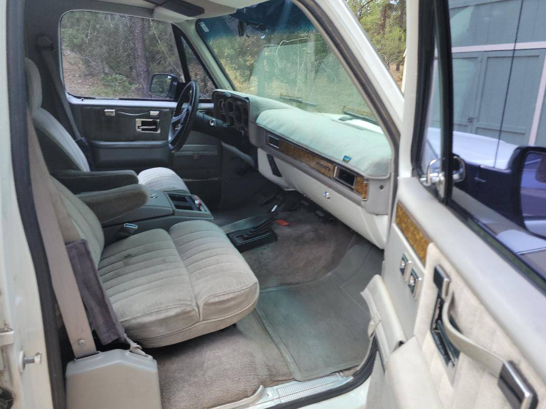 Chevrolet-Suburban-12-ton-nominal-1991-white-300947-2