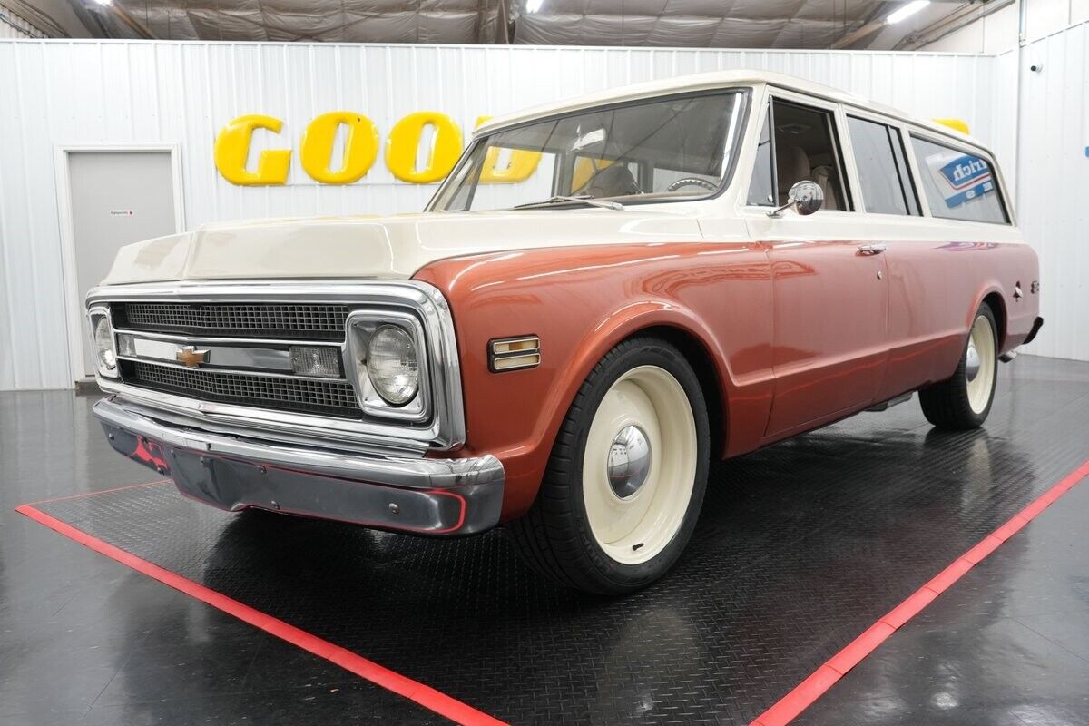 Chevrolet-Suburban-1969-Cream-and-Copper-Beige-0-1