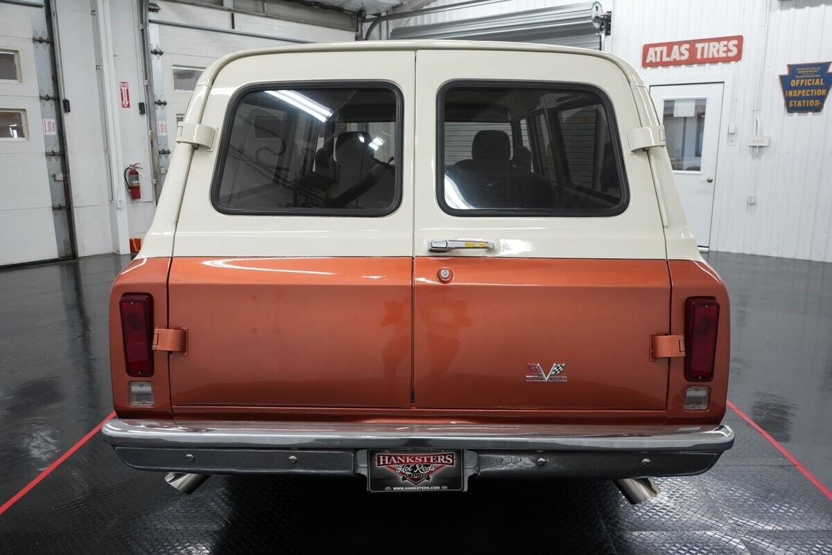 Chevrolet-Suburban-1969-Cream-and-Copper-Beige-0-10