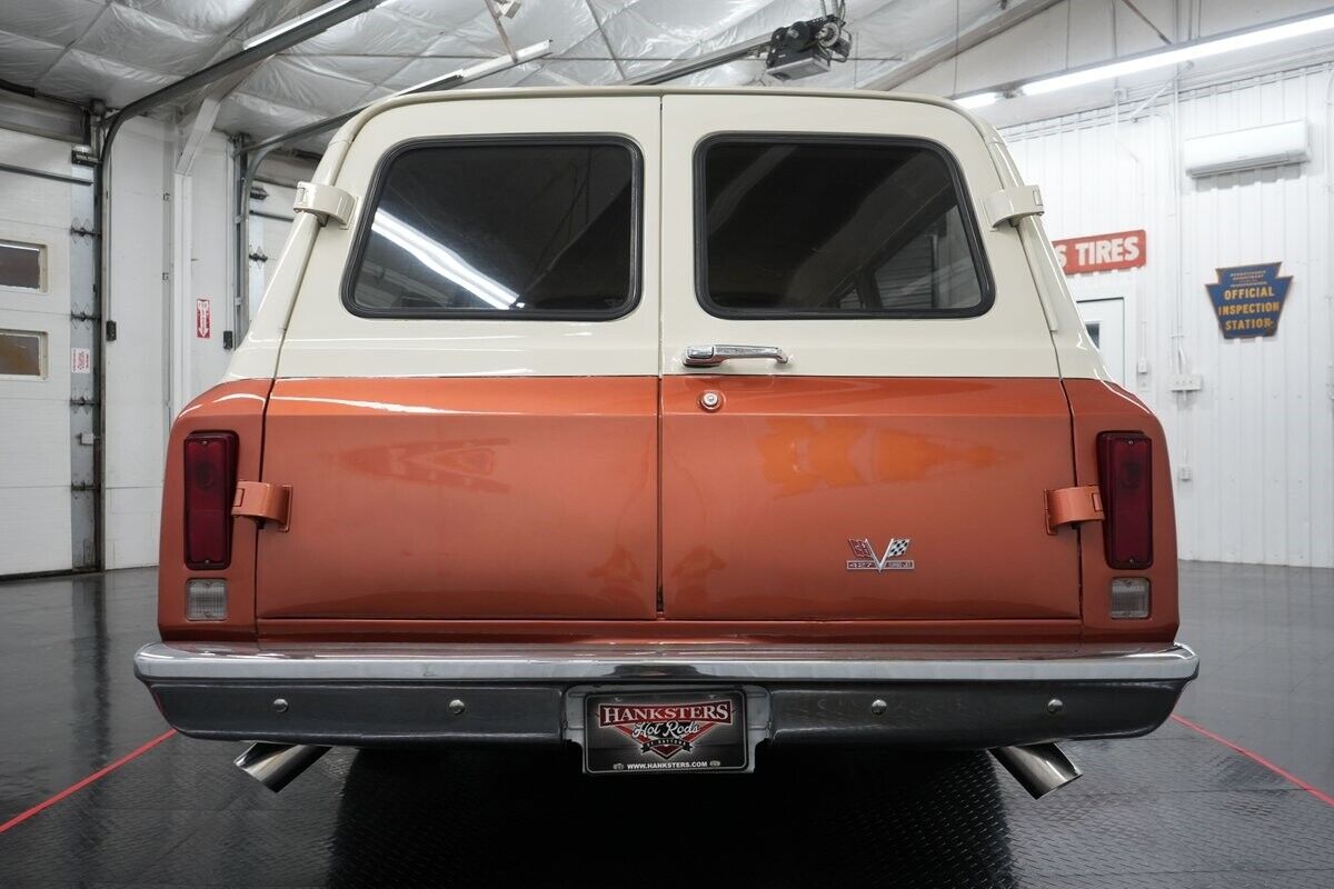 Chevrolet-Suburban-1969-Cream-and-Copper-Beige-0-12