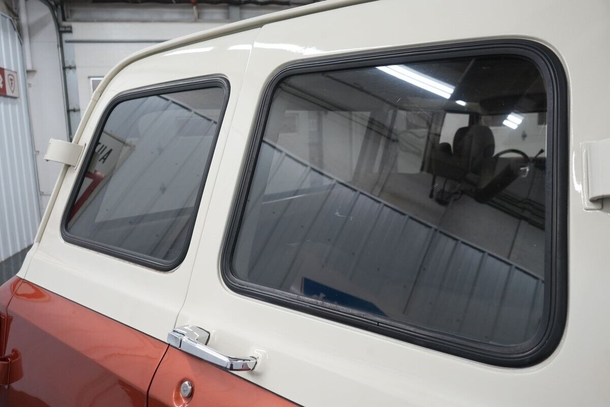 Chevrolet-Suburban-1969-Cream-and-Copper-Beige-0-13