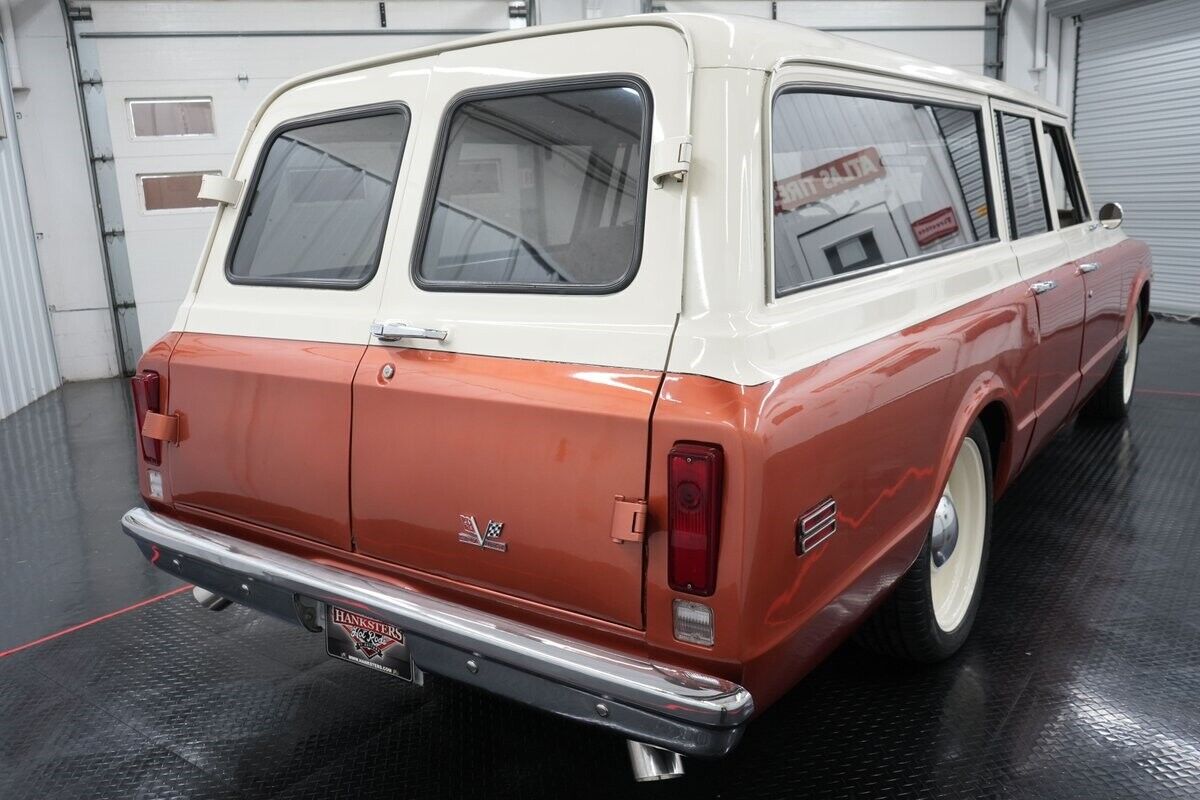 Chevrolet-Suburban-1969-Cream-and-Copper-Beige-0-15