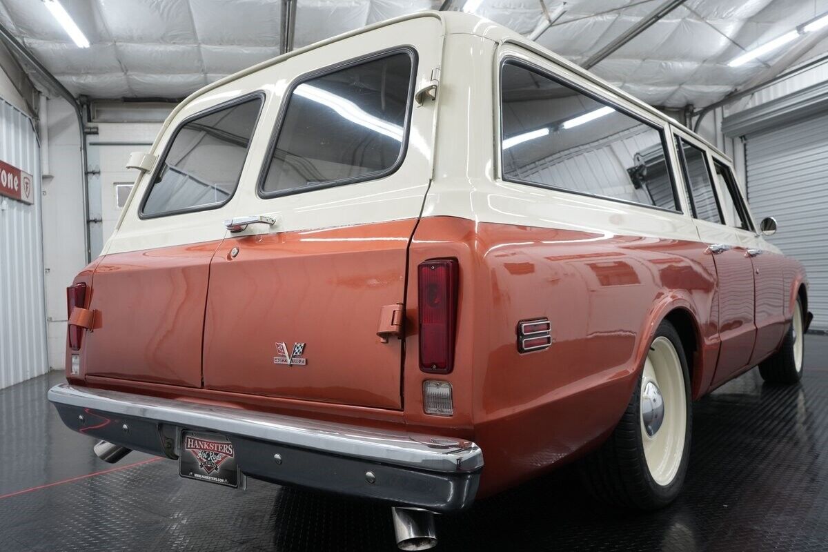 Chevrolet-Suburban-1969-Cream-and-Copper-Beige-0-16