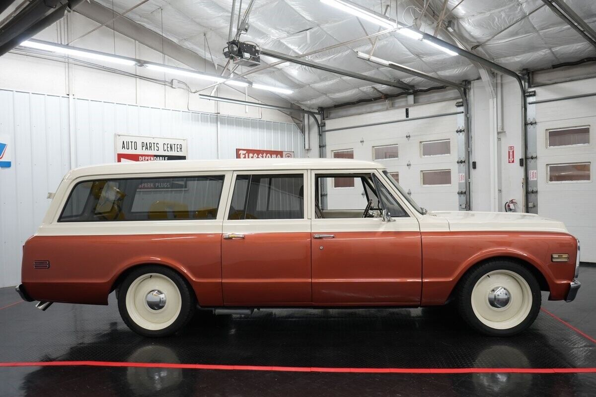 Chevrolet-Suburban-1969-Cream-and-Copper-Beige-0-17