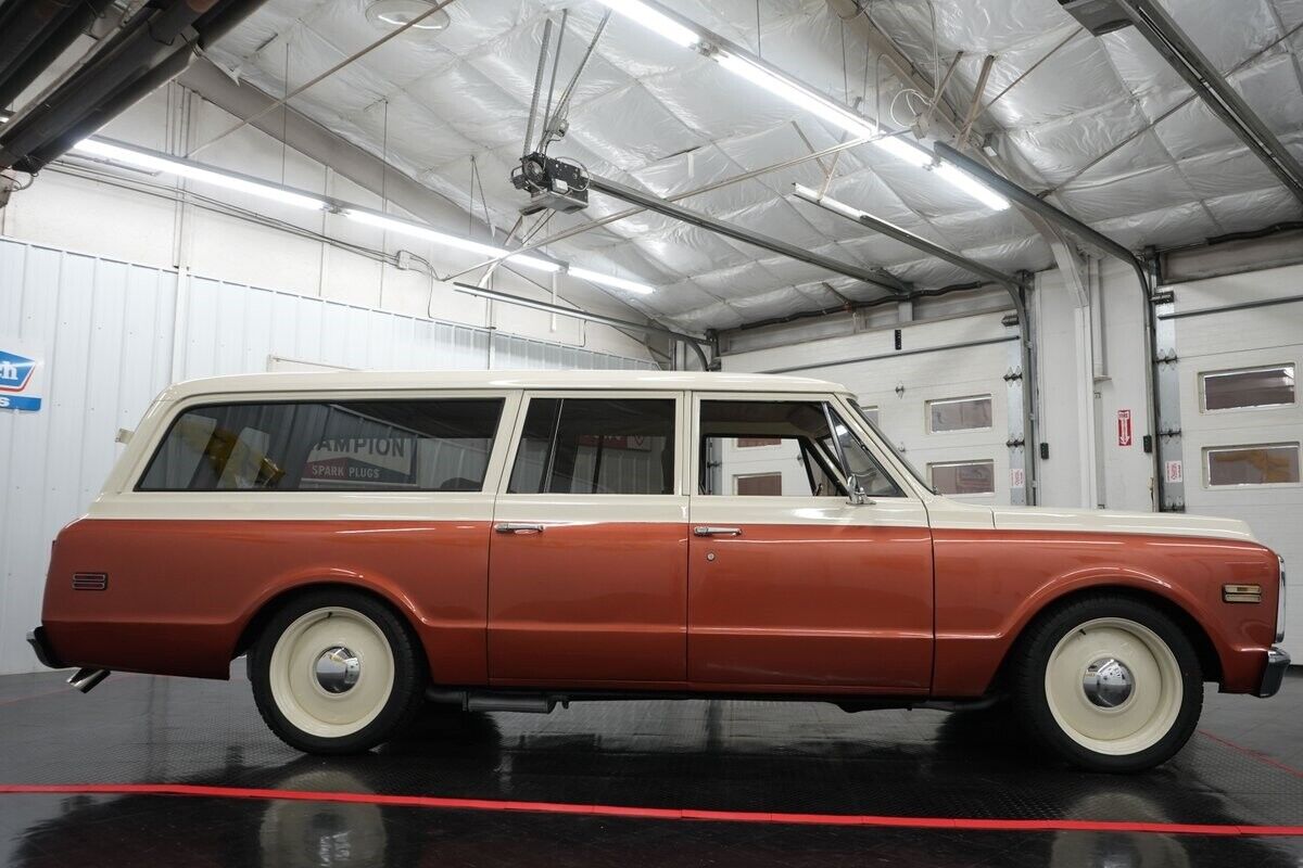 Chevrolet-Suburban-1969-Cream-and-Copper-Beige-0-18