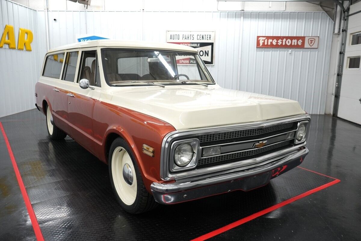 Chevrolet-Suburban-1969-Cream-and-Copper-Beige-0-21