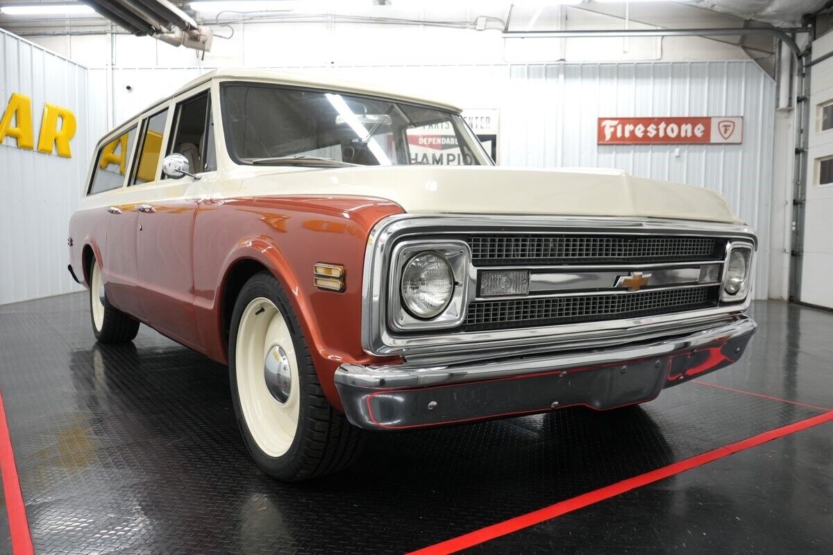 Chevrolet-Suburban-1969-Cream-and-Copper-Beige-0-22