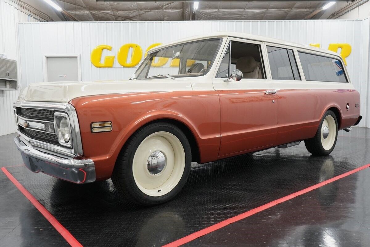 Chevrolet-Suburban-1969-Cream-and-Copper-Beige-0-3