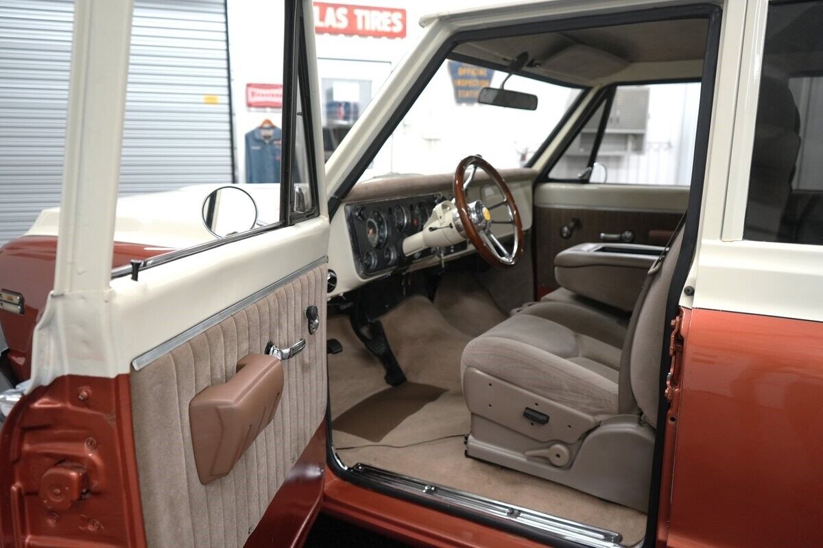 Chevrolet-Suburban-1969-Cream-and-Copper-Beige-0-36