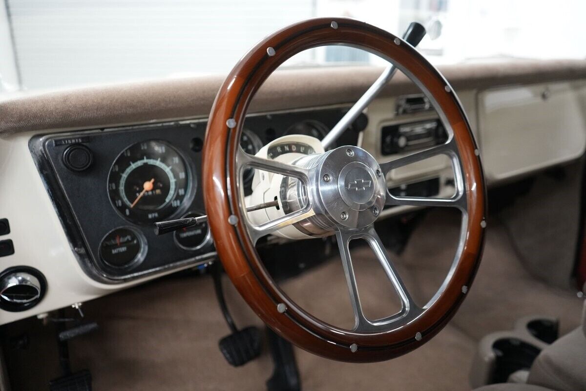 Chevrolet-Suburban-1969-Cream-and-Copper-Beige-0-39