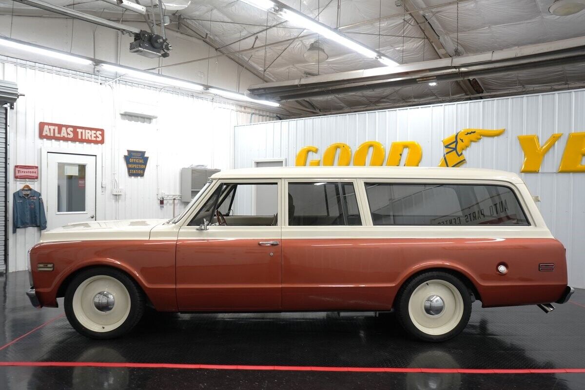 Chevrolet-Suburban-1969-Cream-and-Copper-Beige-0-4