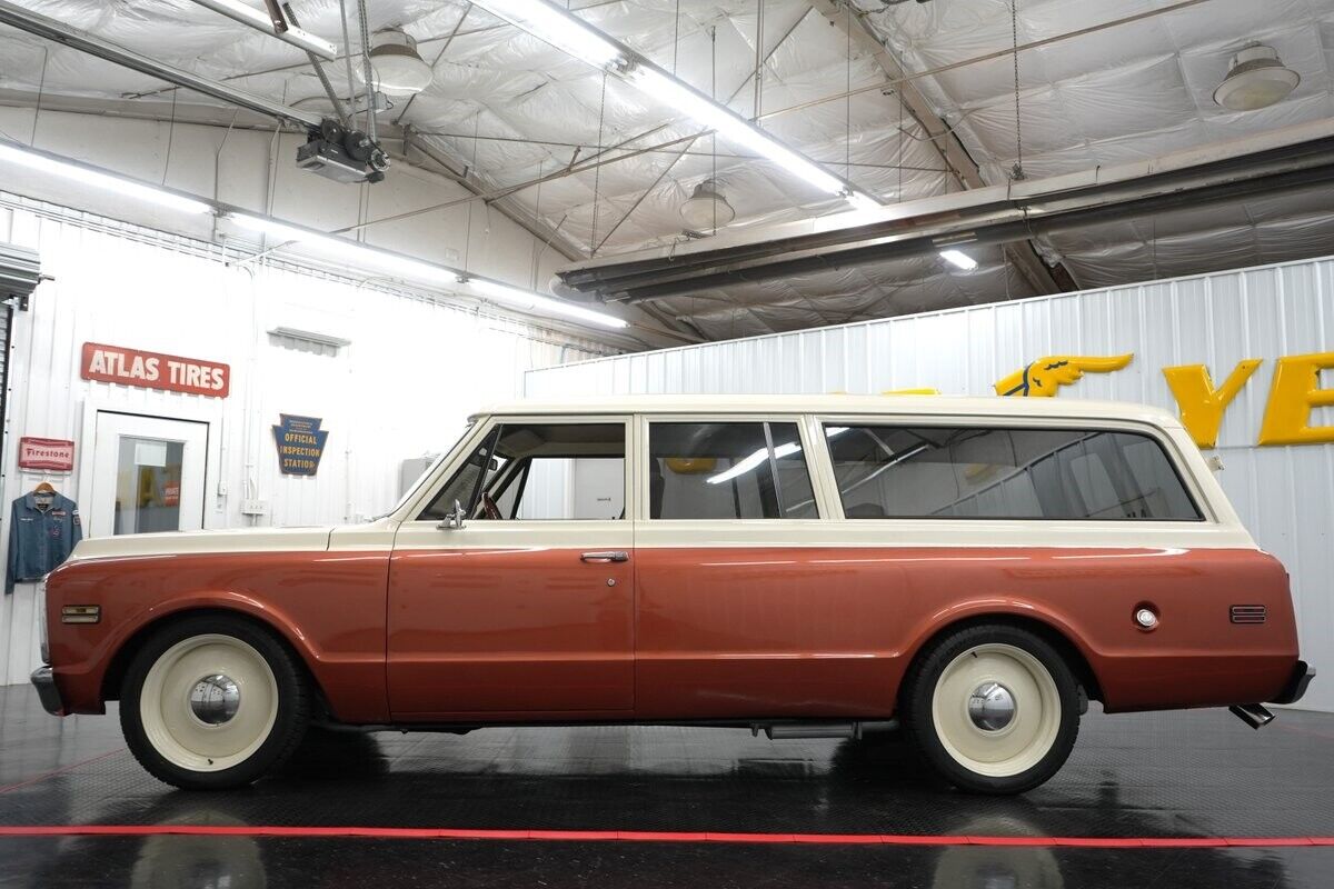 Chevrolet-Suburban-1969-Cream-and-Copper-Beige-0-5