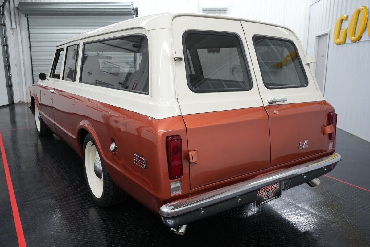 Chevrolet-Suburban-1969-Cream-and-Copper-Beige-0-6