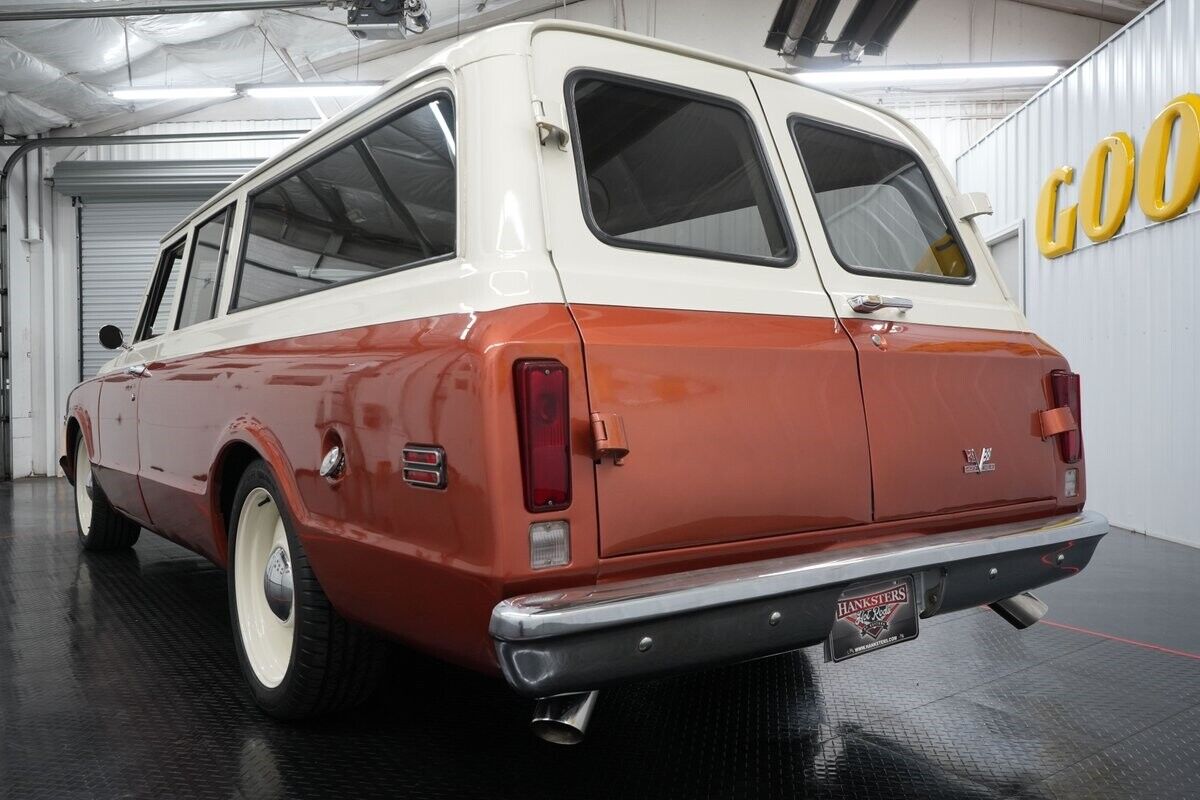 Chevrolet-Suburban-1969-Cream-and-Copper-Beige-0-7