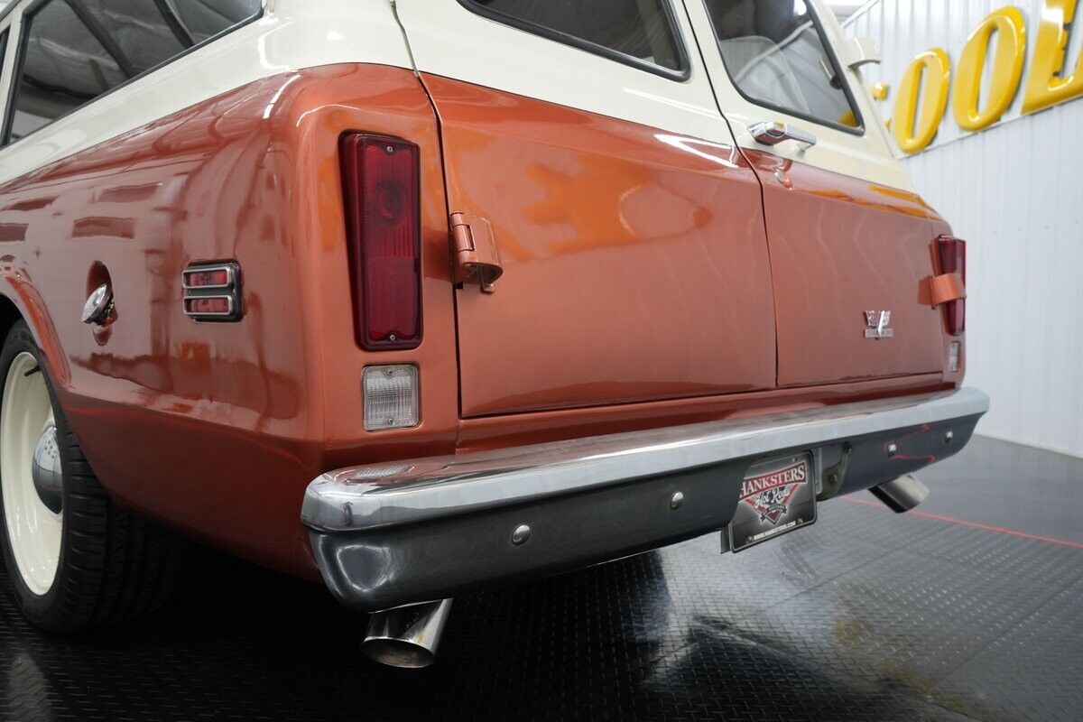 Chevrolet-Suburban-1969-Cream-and-Copper-Beige-0-8