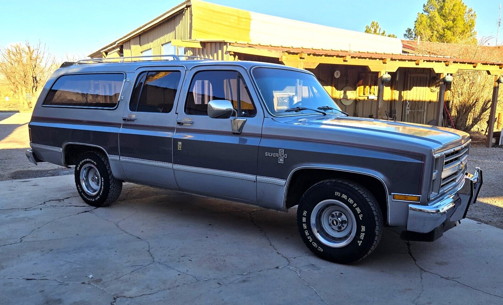 Chevrolet-Suburban-1985-SilverGray-Tan-192960-1