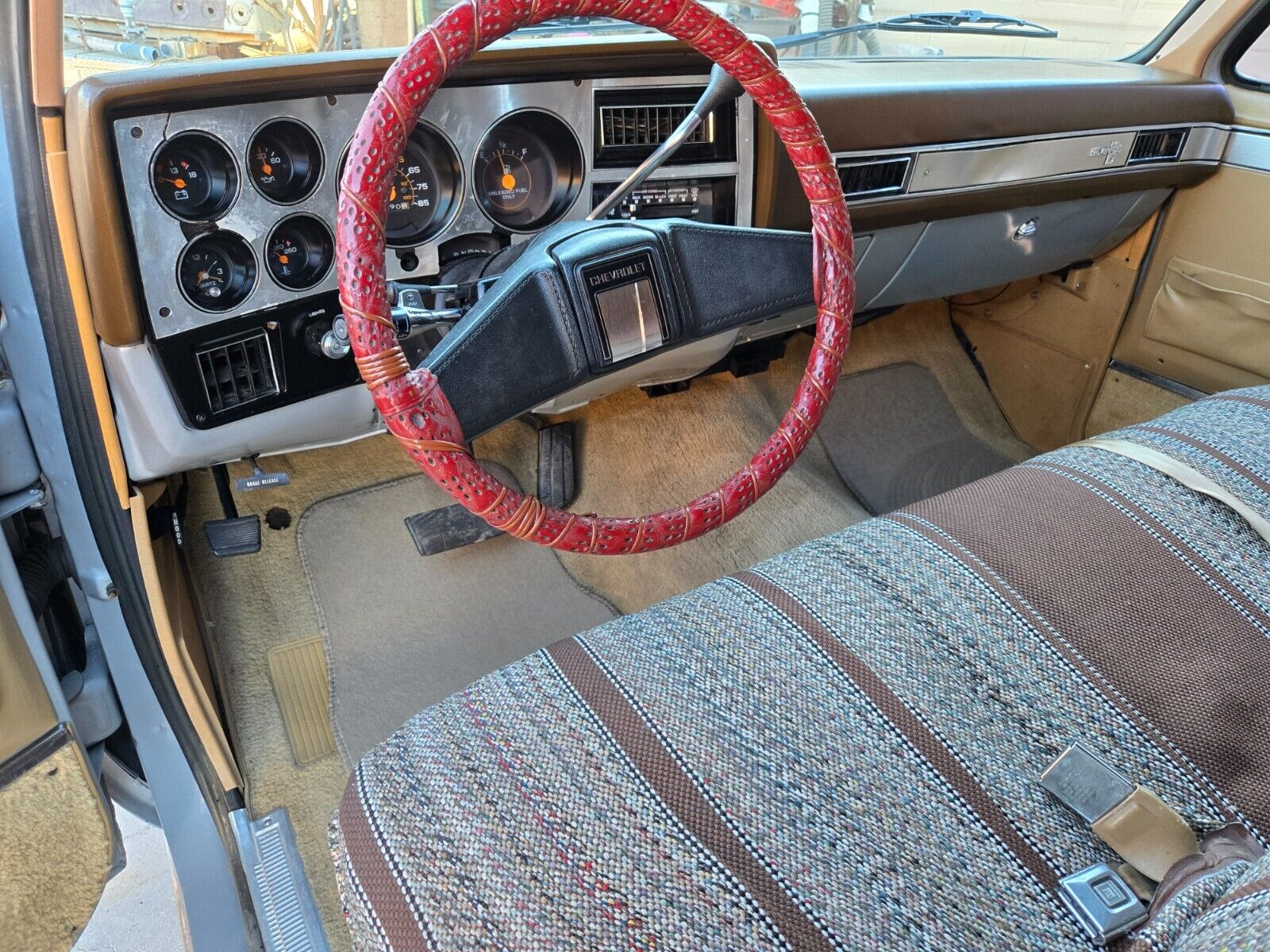 Chevrolet-Suburban-1985-SilverGray-Tan-192960-10