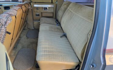 Chevrolet-Suburban-1985-SilverGray-Tan-192960-11