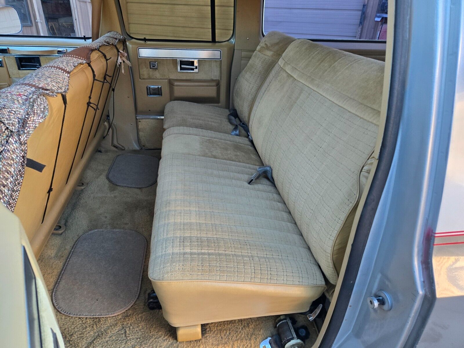 Chevrolet-Suburban-1985-SilverGray-Tan-192960-11