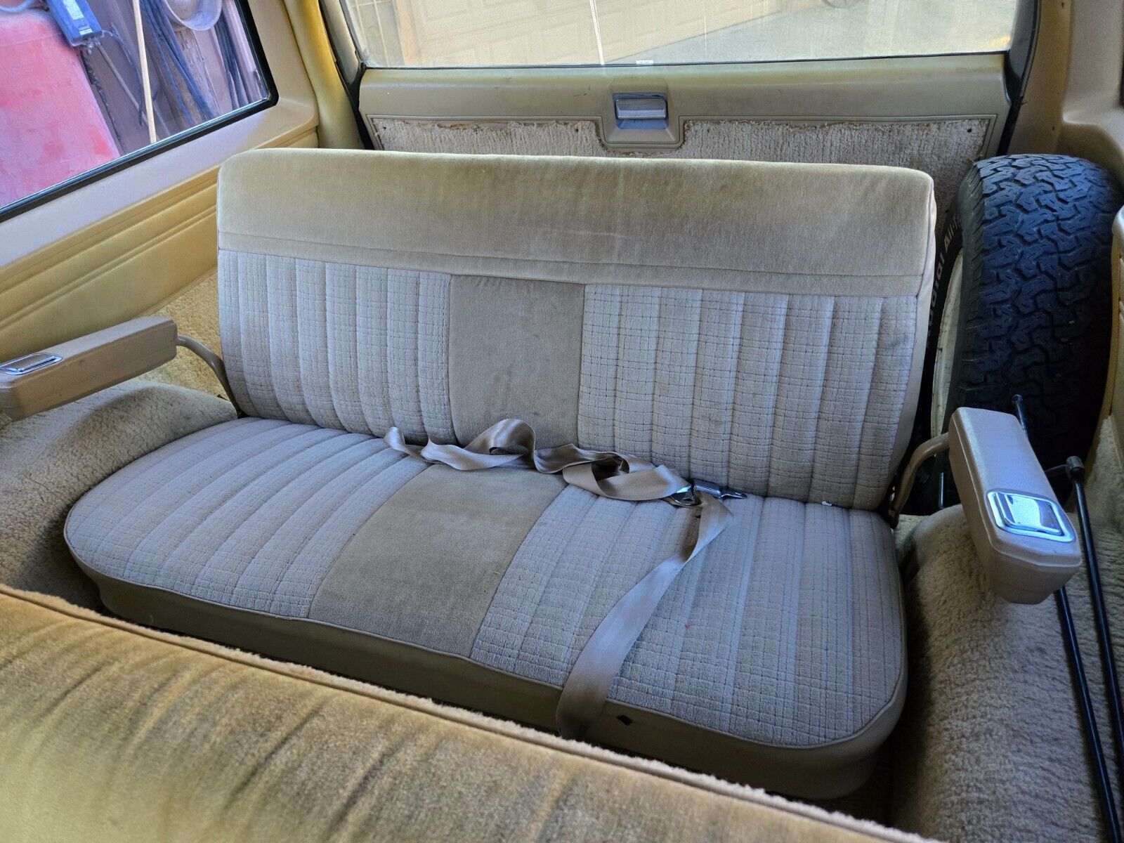 Chevrolet-Suburban-1985-SilverGray-Tan-192960-12