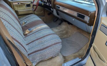 Chevrolet-Suburban-1985-SilverGray-Tan-192960-15