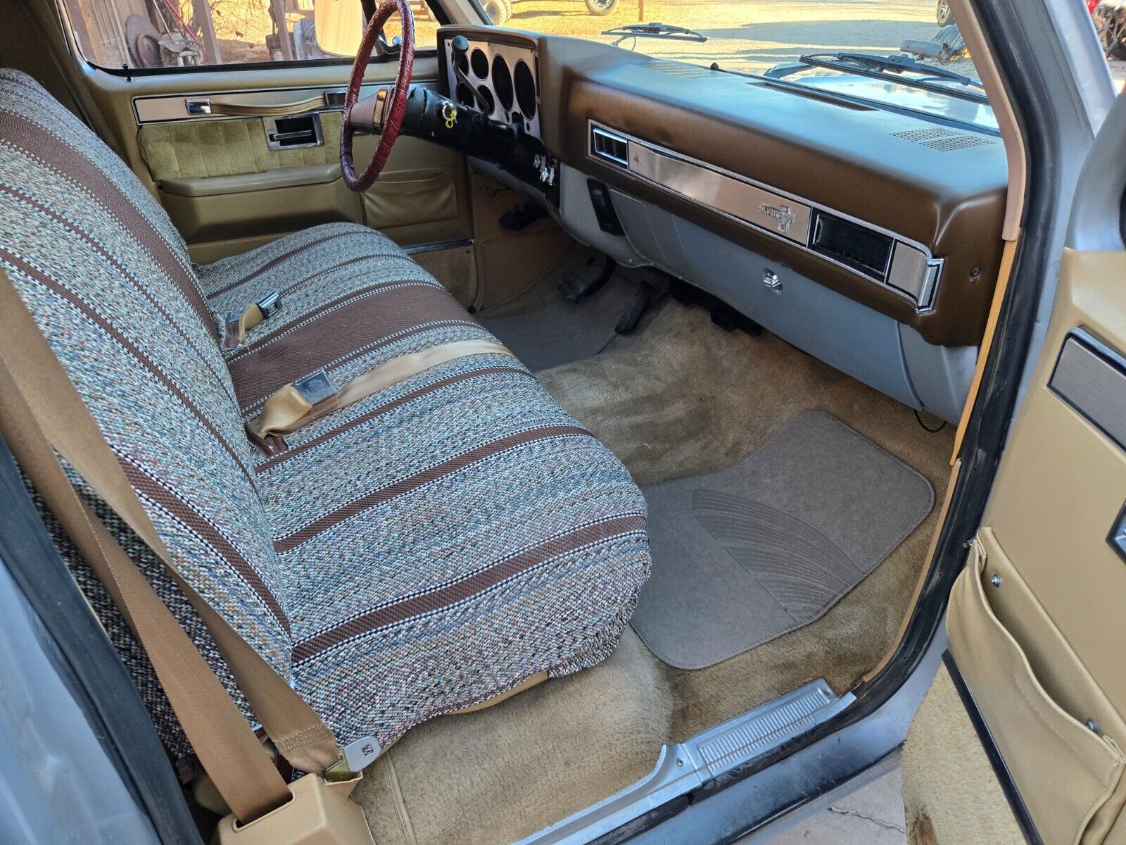 Chevrolet-Suburban-1985-SilverGray-Tan-192960-15