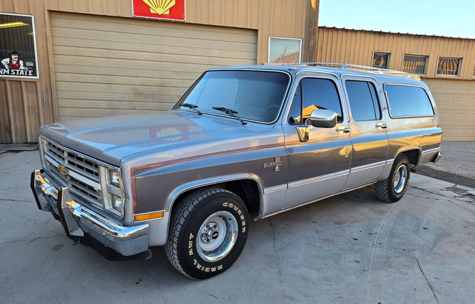 Chevrolet-Suburban-1985-SilverGray-Tan-192960-19