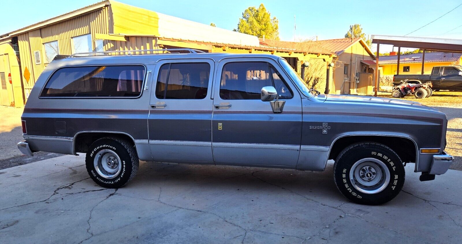 Chevrolet-Suburban-1985-SilverGray-Tan-192960-2