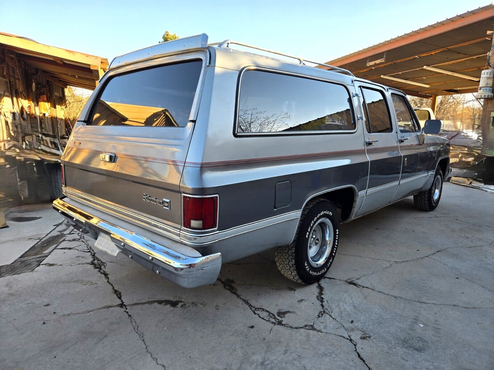 Chevrolet-Suburban-1985-SilverGray-Tan-192960-3