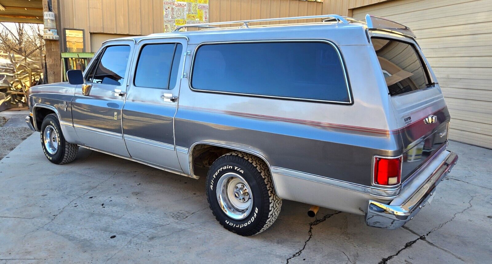 Chevrolet-Suburban-1985-SilverGray-Tan-192960-4