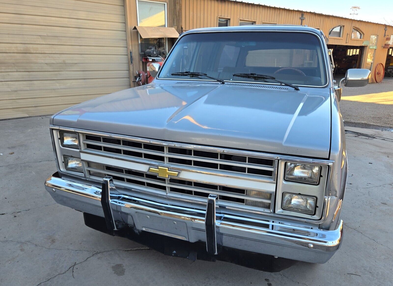 Chevrolet-Suburban-1985-SilverGray-Tan-192960-5