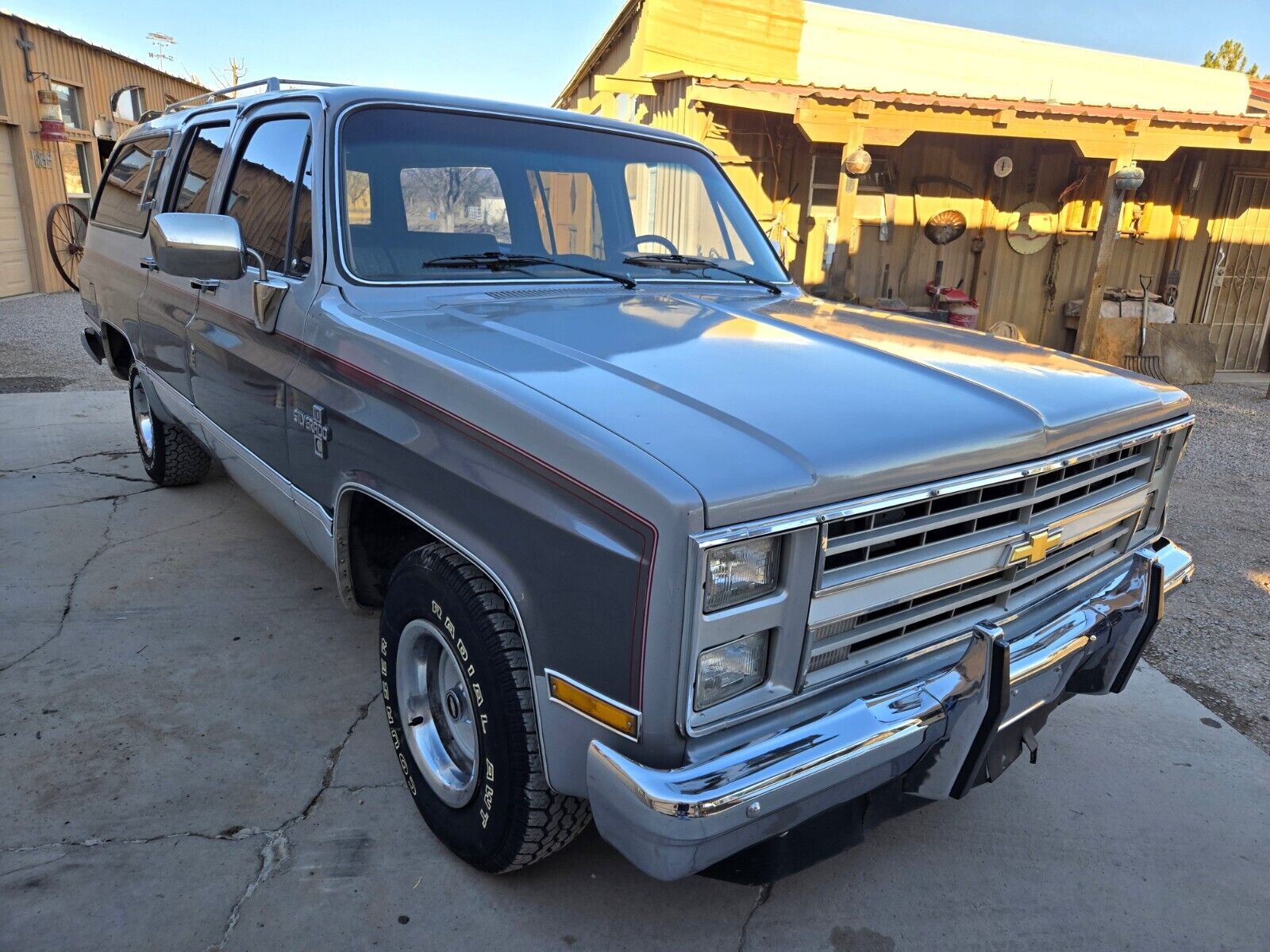 Chevrolet-Suburban-1985-SilverGray-Tan-192960-6