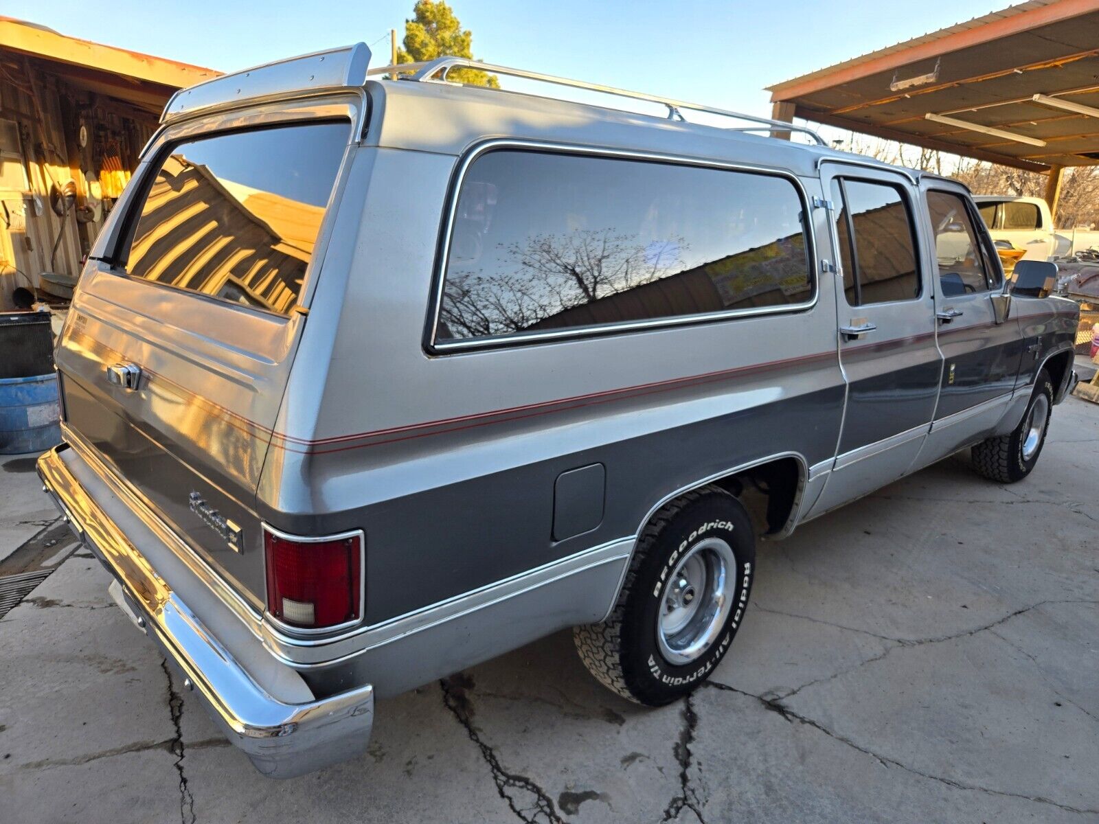 Chevrolet-Suburban-1985-SilverGray-Tan-192960-7