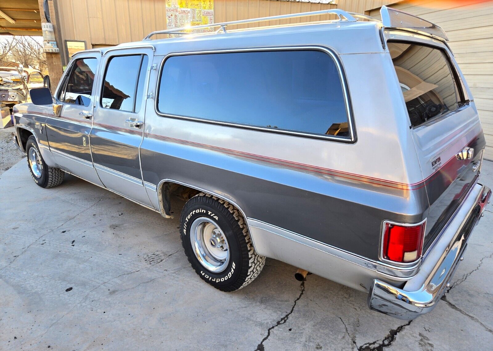 Chevrolet-Suburban-1985-SilverGray-Tan-192960-8