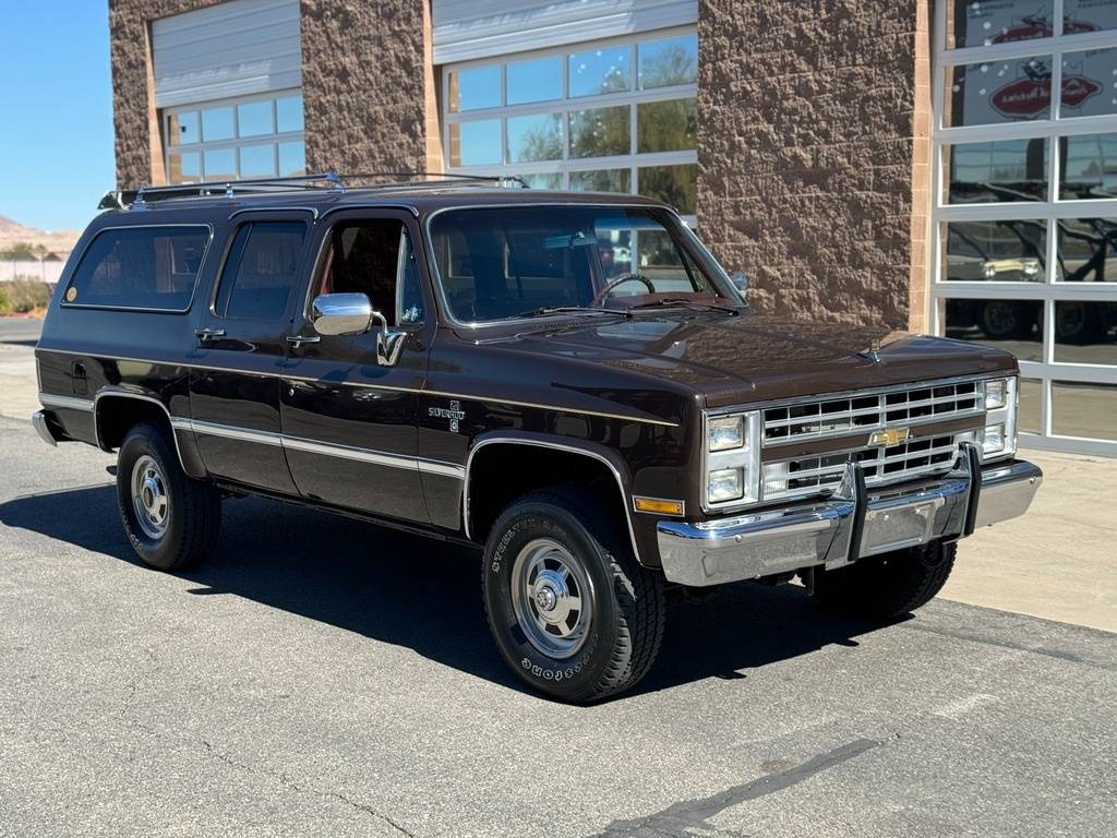 Chevrolet-Suburban-1985-brown-104935-1