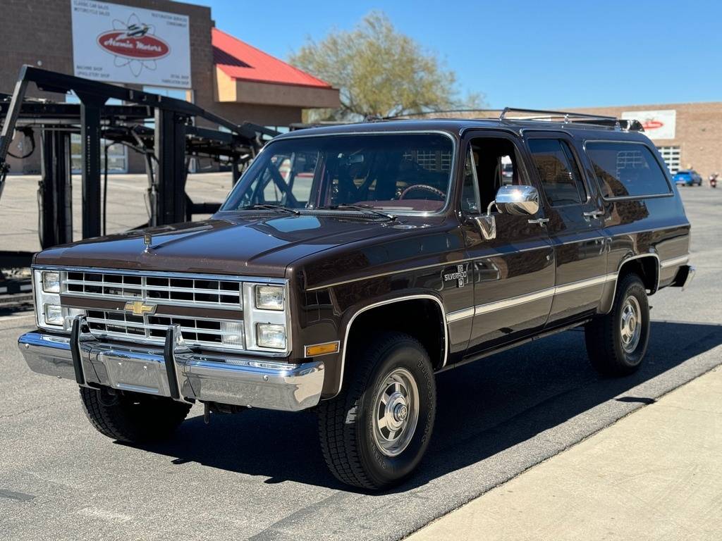 Chevrolet-Suburban-1985-brown-104935-10