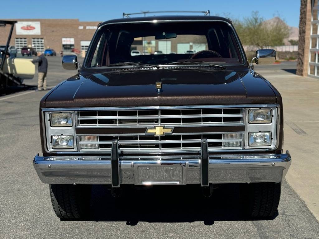 Chevrolet-Suburban-1985-brown-104935-11