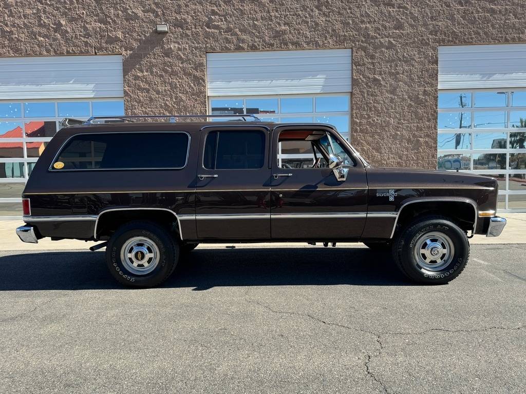 Chevrolet-Suburban-1985-brown-104935-2