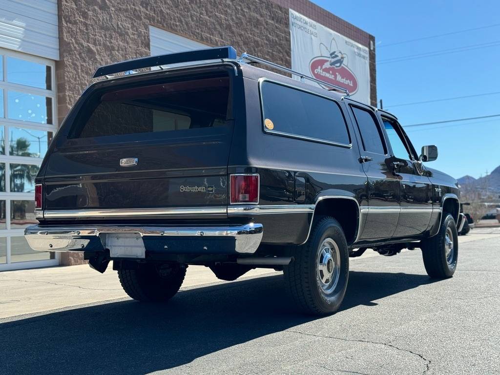 Chevrolet-Suburban-1985-brown-104935-3