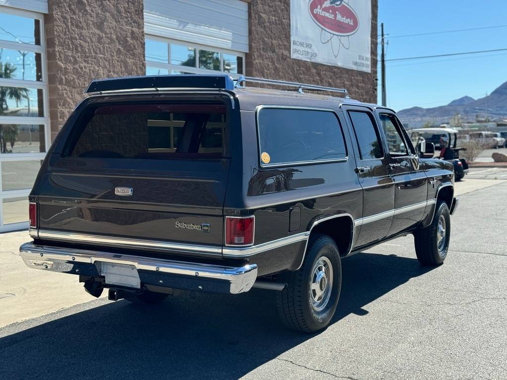 Chevrolet-Suburban-1985-brown-104935-4