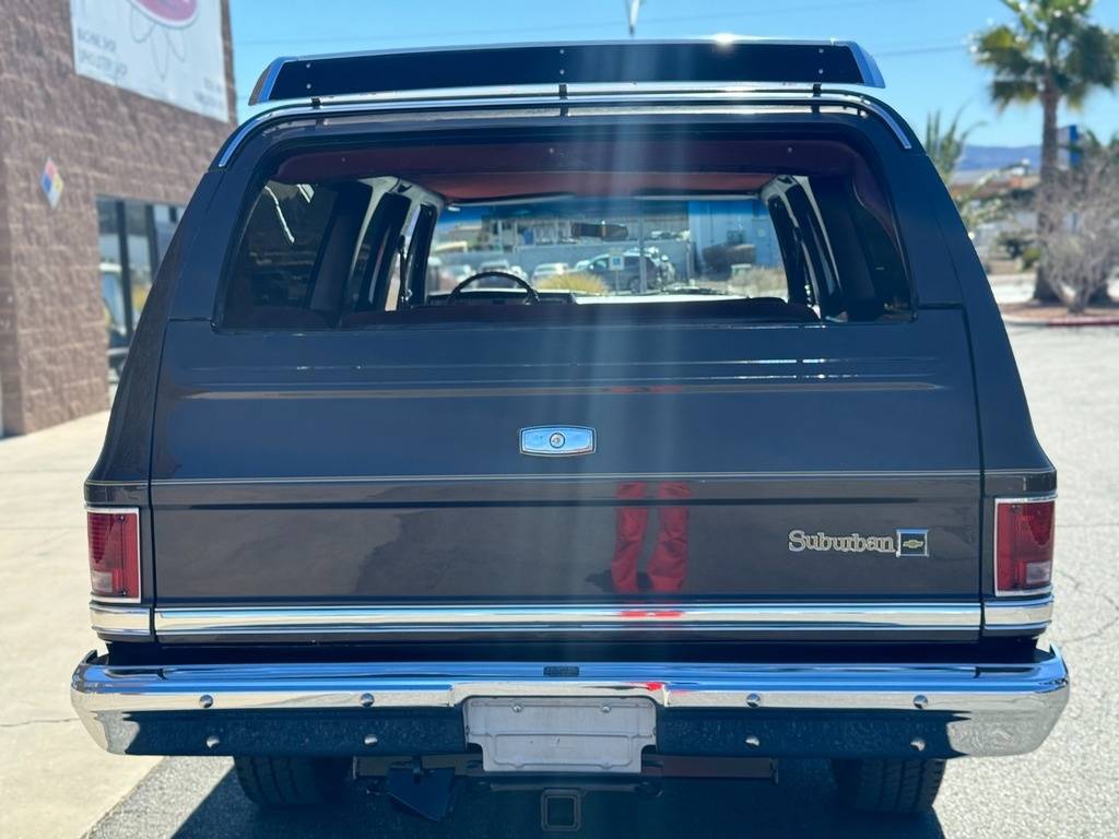 Chevrolet-Suburban-1985-brown-104935-5