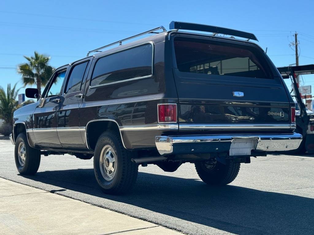 Chevrolet-Suburban-1985-brown-104935-6