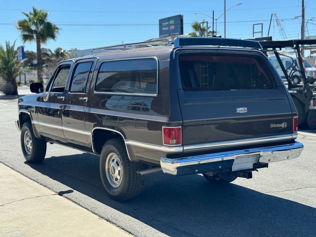 Chevrolet-Suburban-1985-brown-104935-7