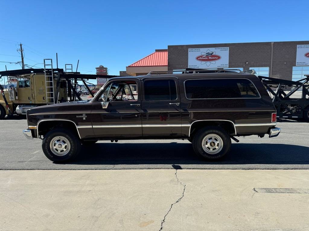 Chevrolet-Suburban-1985-brown-104935-8