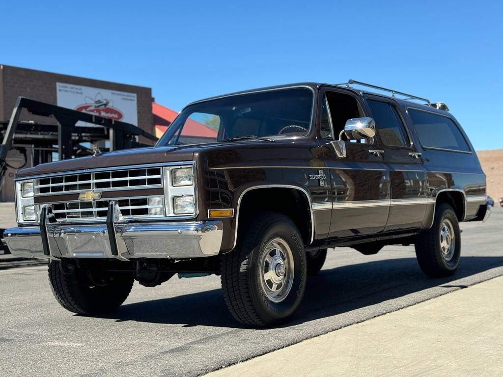 Chevrolet-Suburban-1985-brown-104935-9