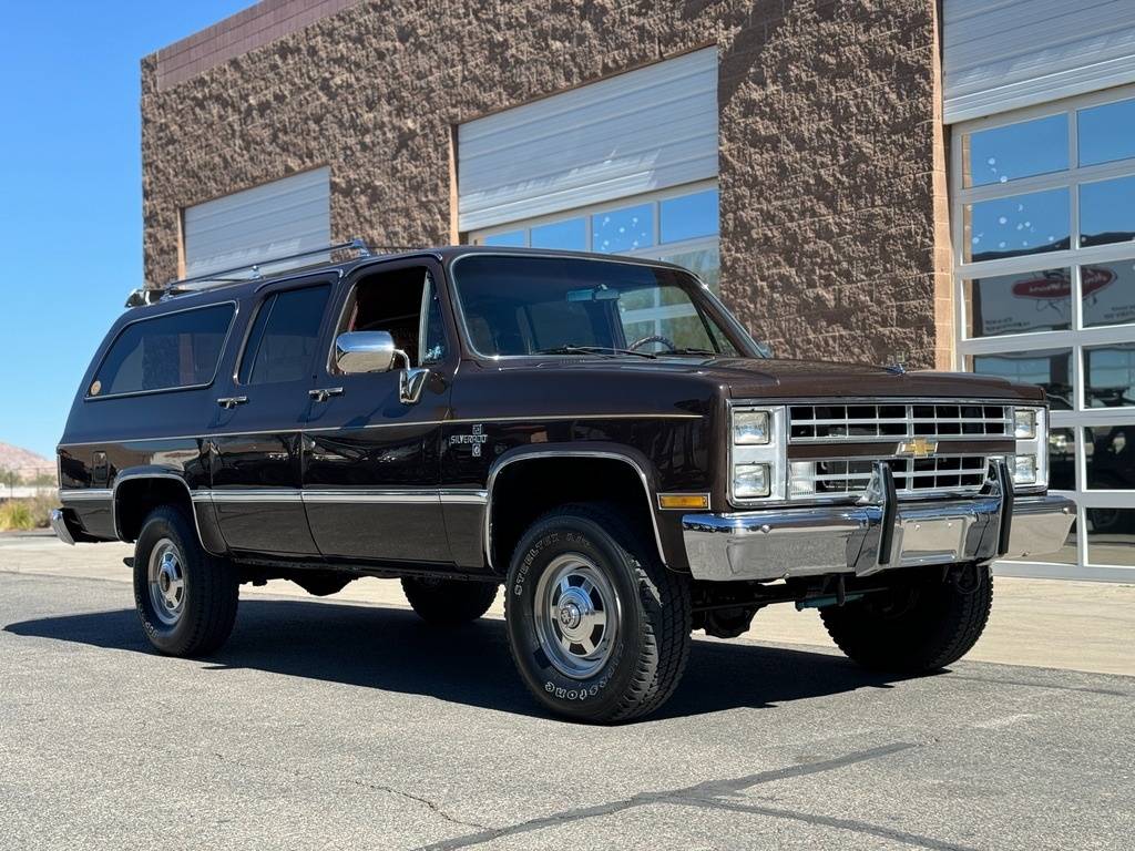 Chevrolet-Suburban-1985-brown-104935