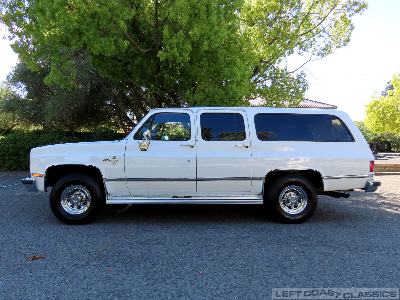 Chevrolet-Suburban-1988-Frost-White-Blue-244862-1