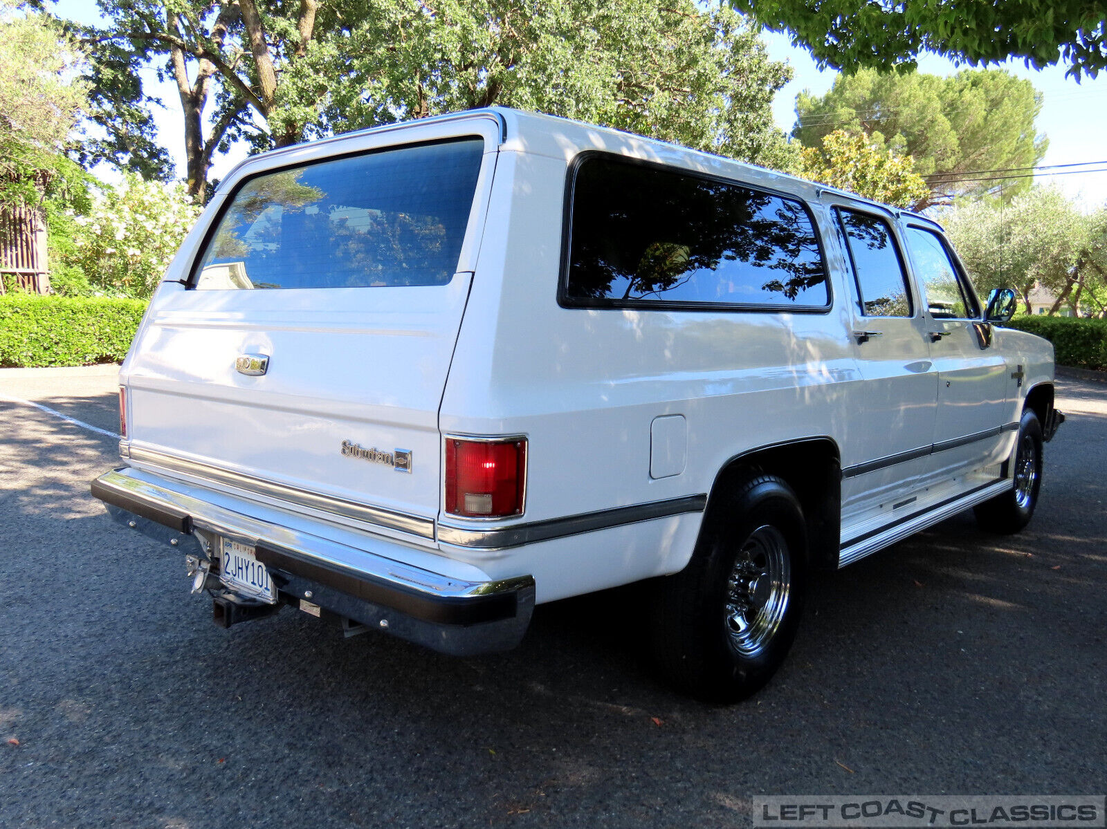 Chevrolet-Suburban-1988-Frost-White-Blue-244862-3