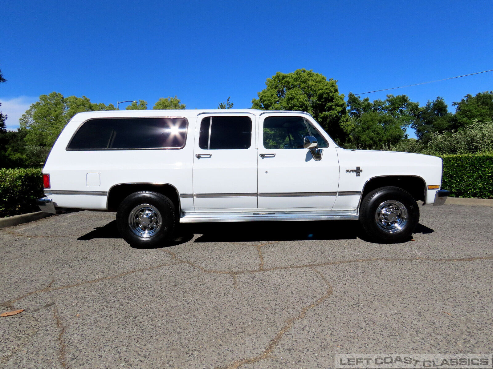 Chevrolet-Suburban-1988-Frost-White-Blue-244862-4