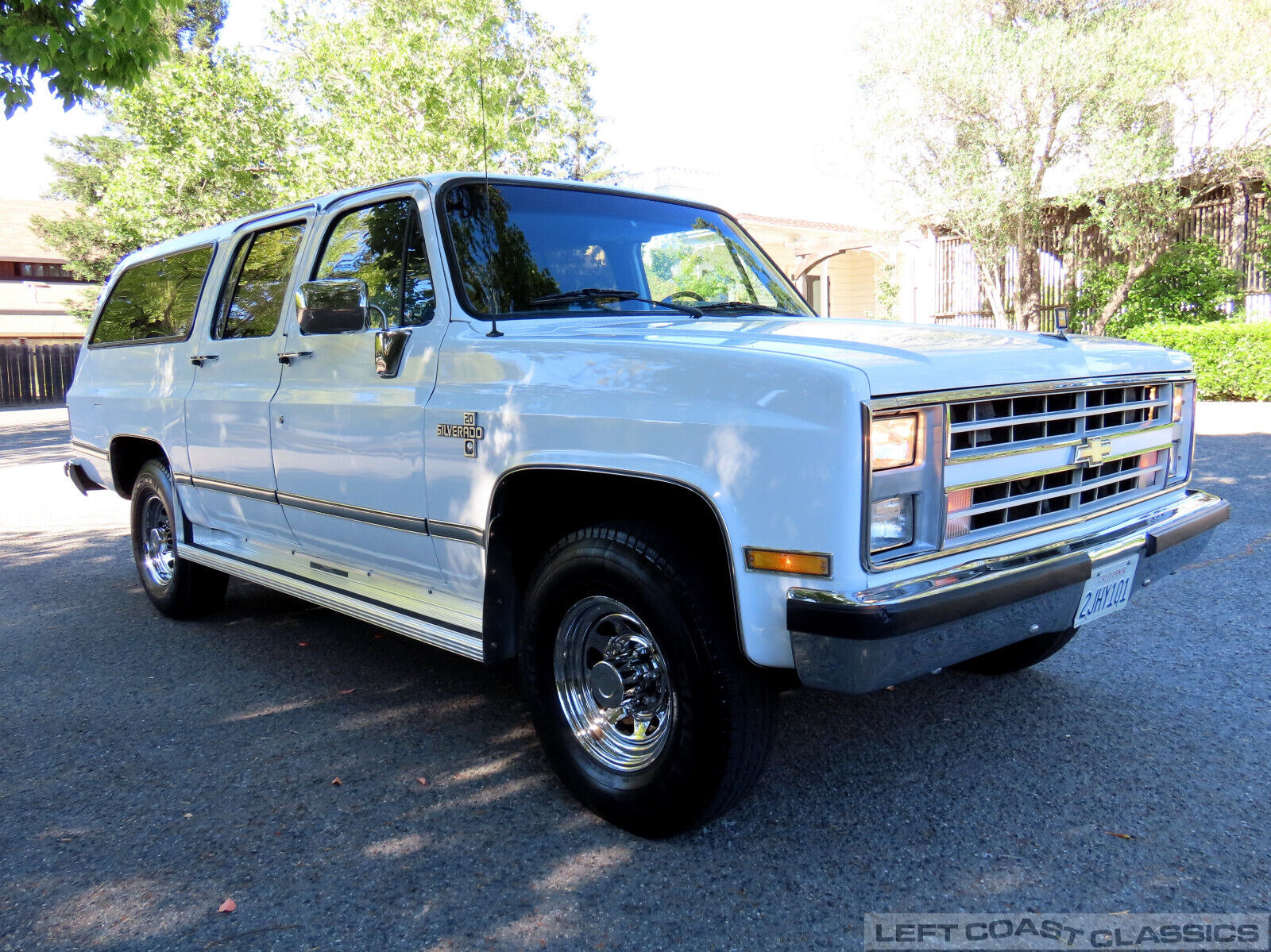 Chevrolet-Suburban-1988-Frost-White-Blue-244862-5